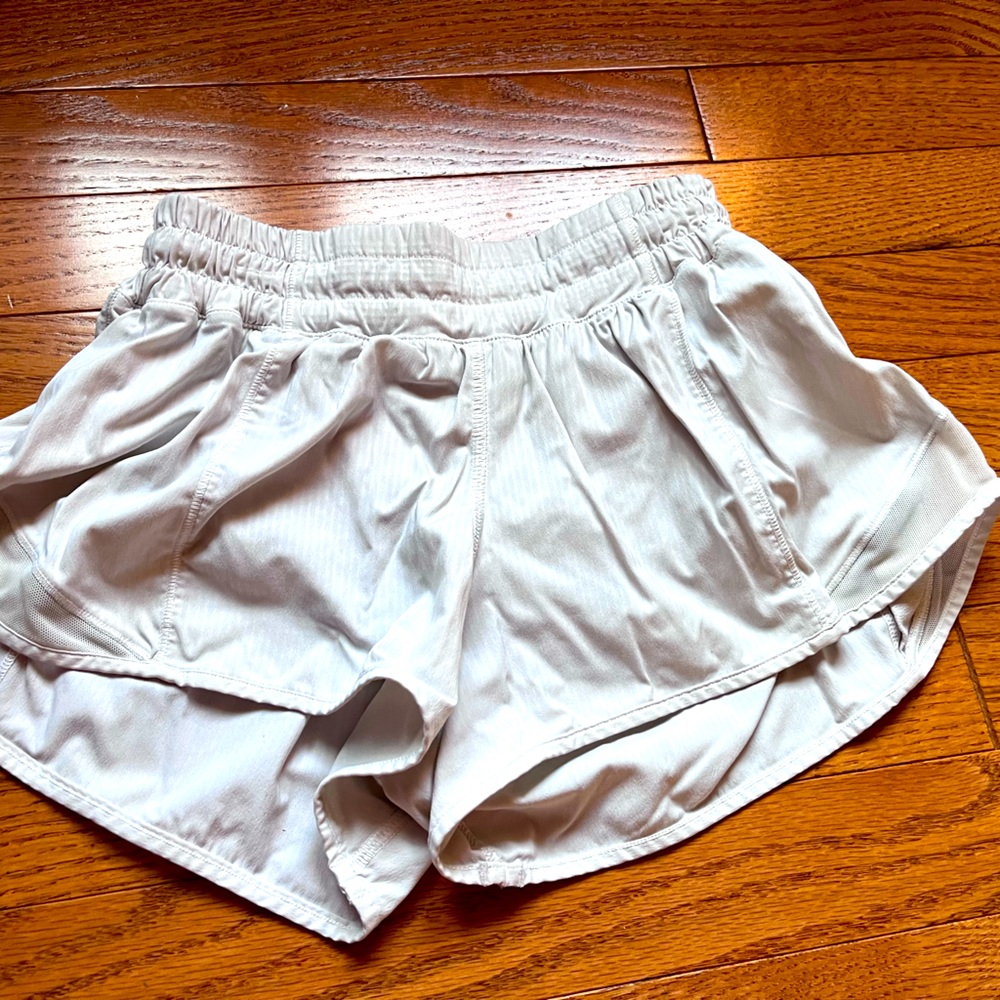 Lululemon hotty hot white 2.5 shorts size 4